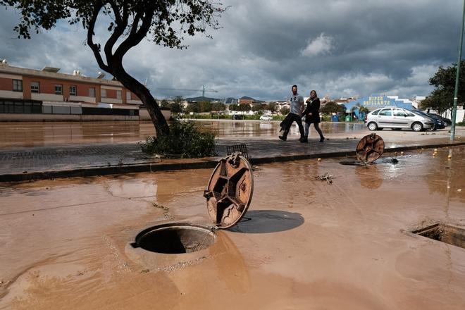 Los vecinos de Campanillas limpian las calles tras la nueva inundación de la barriada