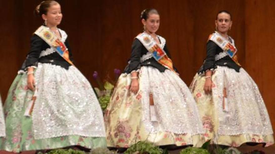 Las nuevas reinas y damas de las fiestas de Elche vivieron ayer uno de los actos más emotivos de su recién inaugurado reinado. En la velada se despidieron los cargos de 2014.