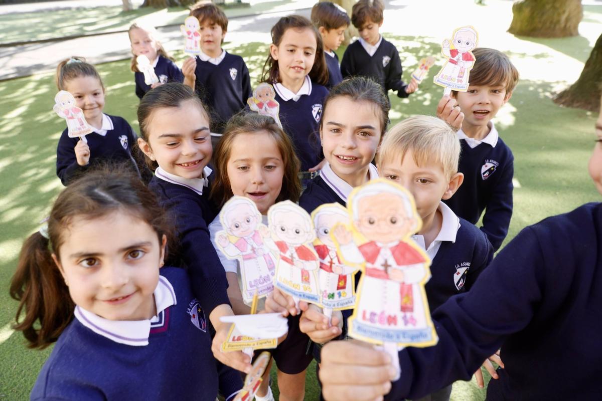 Alumnos pequeños del colegio La Asunción de Gijón muestran sus manualidades realizadas con motivo del viaje de León XIV a Españ.