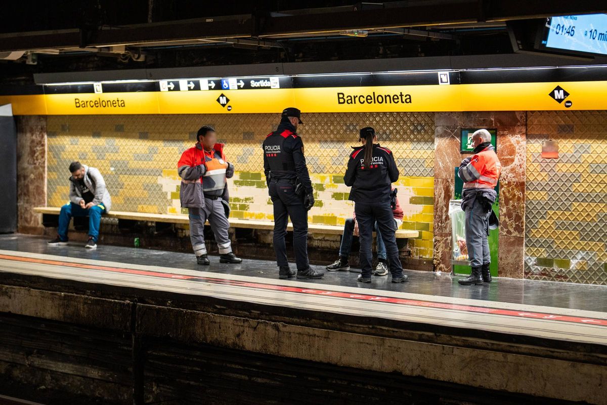 Macrodispositivo de Mossos junto a seguridad de TMB en el Metro de Barcelona
