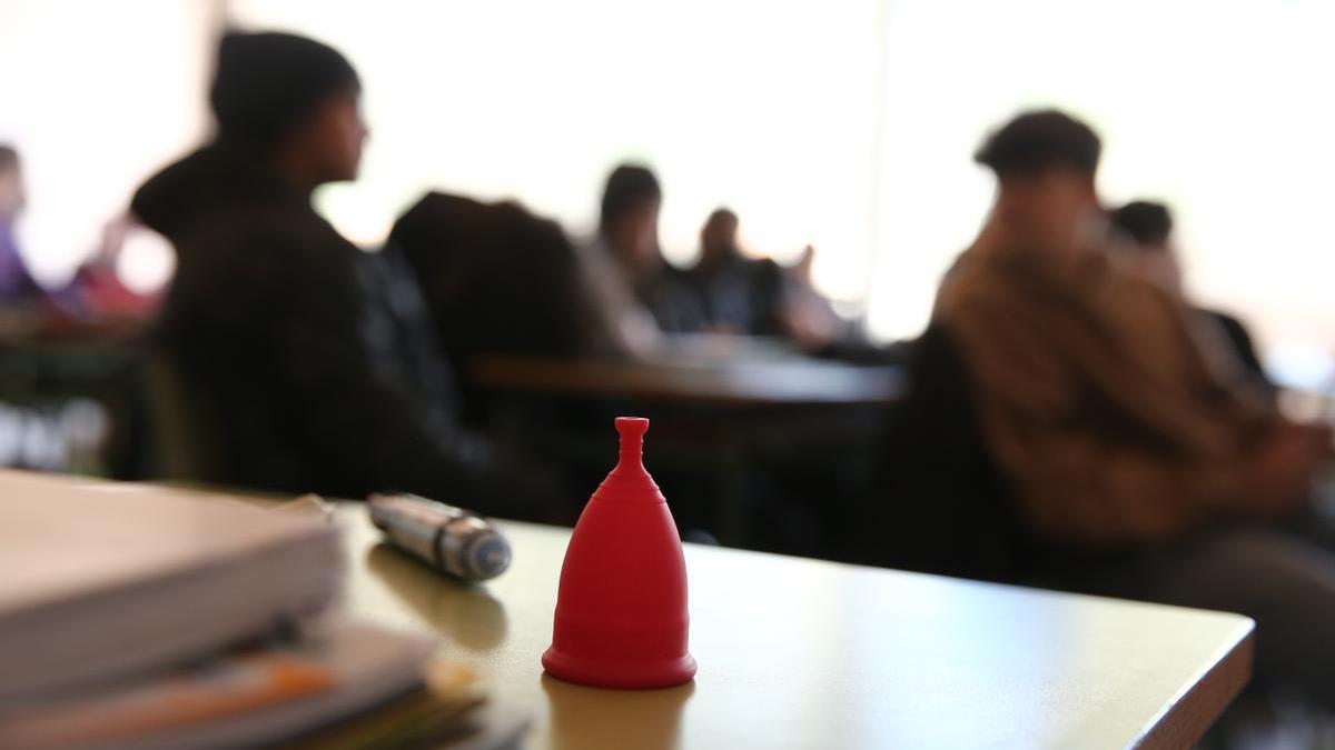 Una copa menstrual sobre un pupitre en un instituto de Terrassa, la semana pasada.
