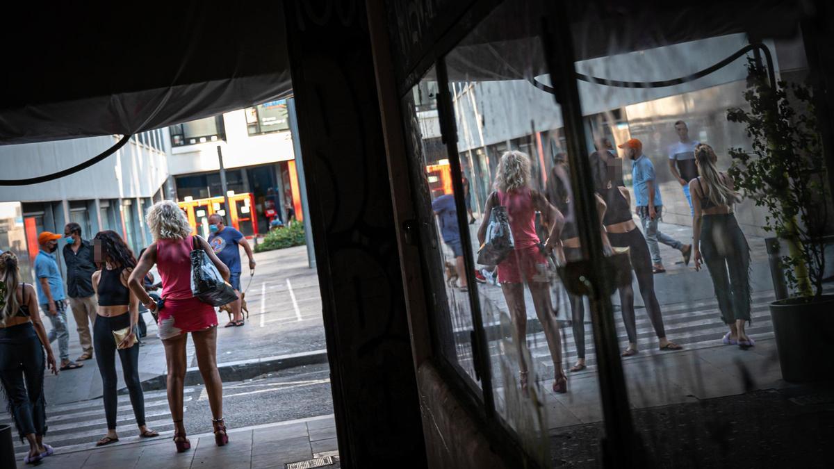 Mujeres ofreciendo servicios de prostitución en Barcelona.