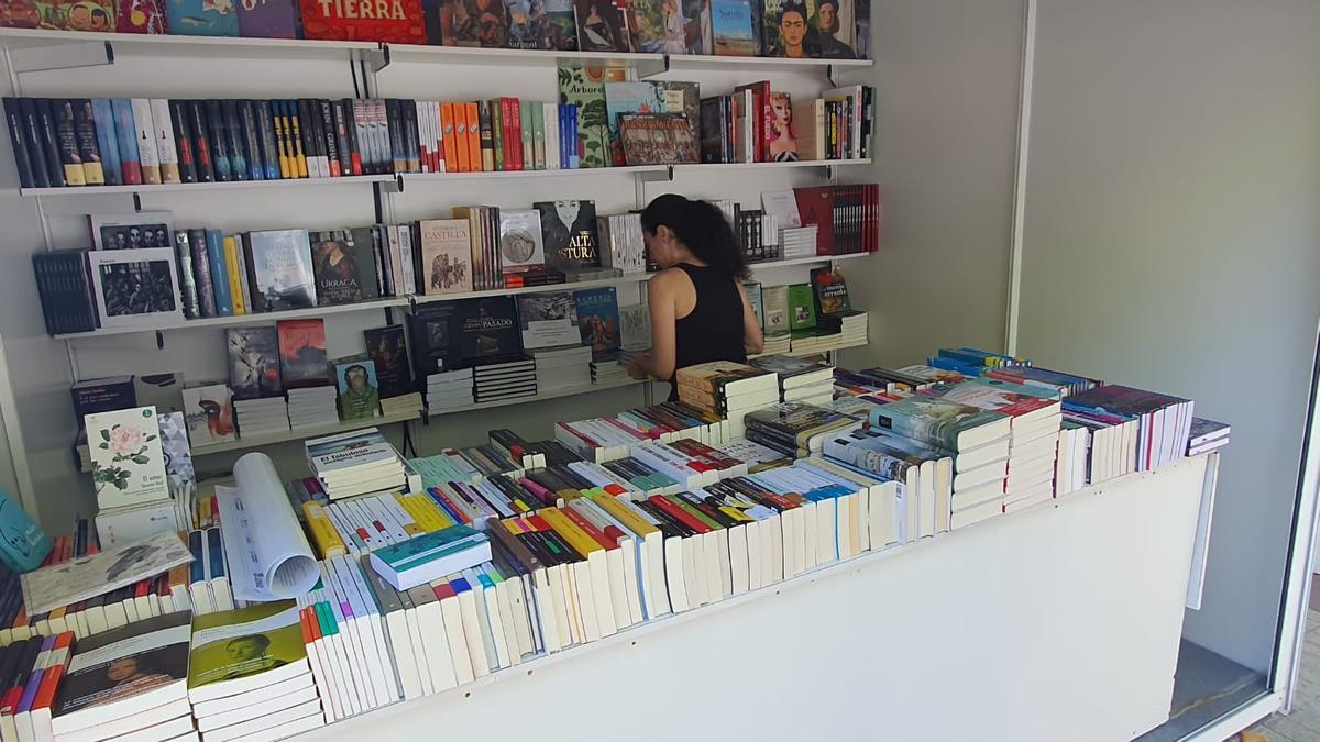 La librería de Ángela ultimando los preparativos de su caseta.