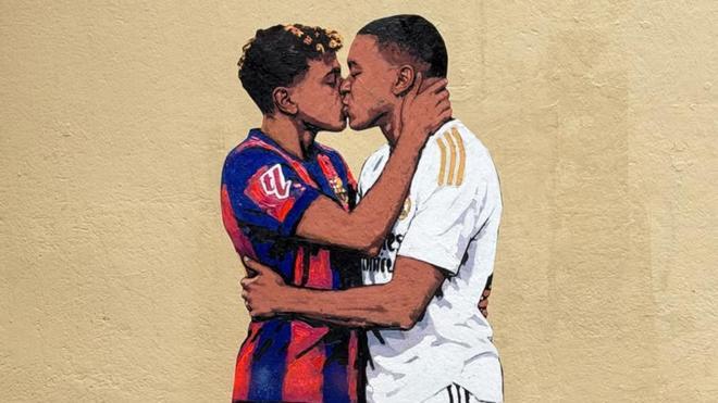 El beso de Lamine Yamal y Mbappé antes del clásico: El último mural de TvBoy en Barcelona