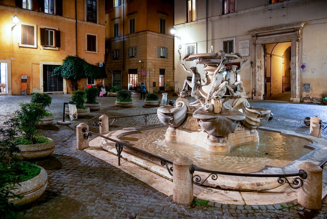 La fuente de las tortugas no suele ser muy frecuentada cuando cae la noche.