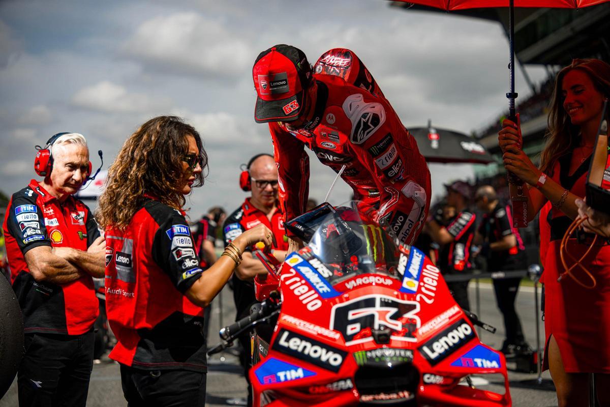 Francesco 'Pecco' Bagnaia se sube a su Ducati en la parrilla de Montmeló.