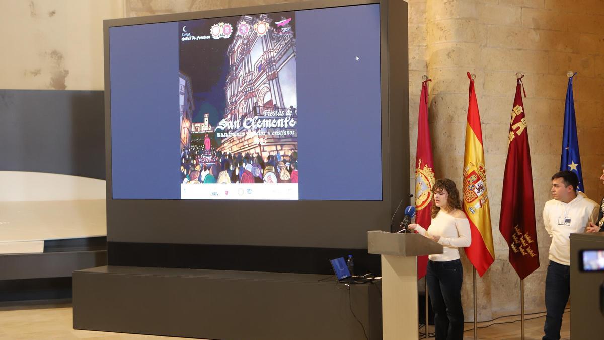 La autora, Blanca Carrasco, comentaba el proceso de elaboración del cartel.