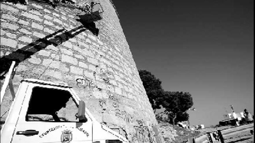 Un momento

 de la colocación de los testigos de yeso en el torreón del castillo de San Fernando
