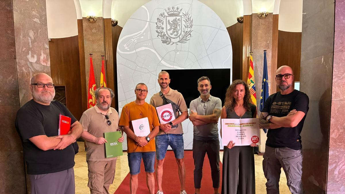 Los representantes sindicales, este martes, a las puertas del despacho de la alcaldesa.