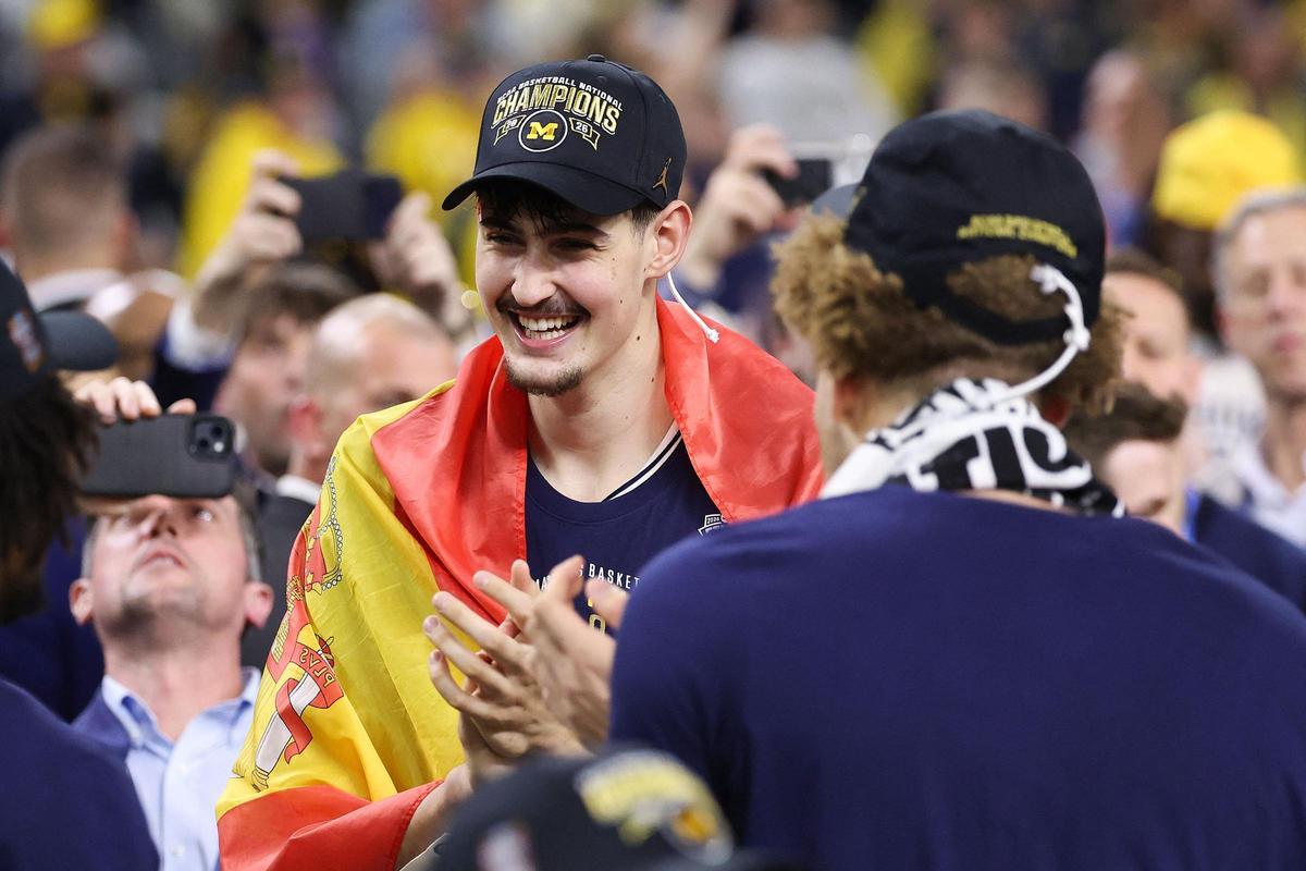 Aday Mara, tras ganar la final de la liga universitaria estadounidense de baloncesto.