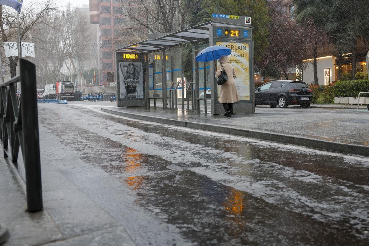 Lluvia y bajas temperaturas en Madrid, en la tarde de este sábado.