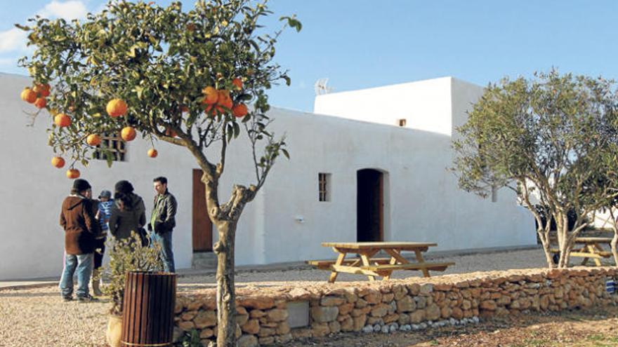 Vista exterior de Can Tomeu, una finca de la que se conservan documentos de 1738, cuando era conocida como Casa de Escandel de Tonio. Actualmente es de titularidad municipal.