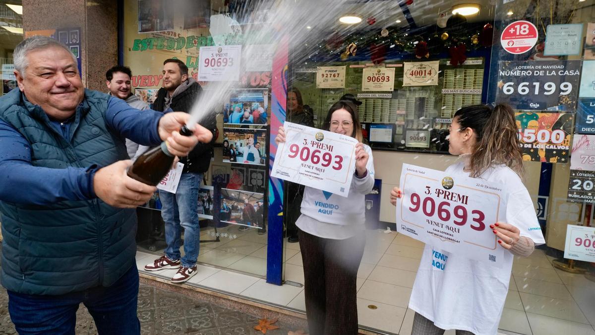 Celebración del tercer premio de la Lotería de Navidad en Sant Boi