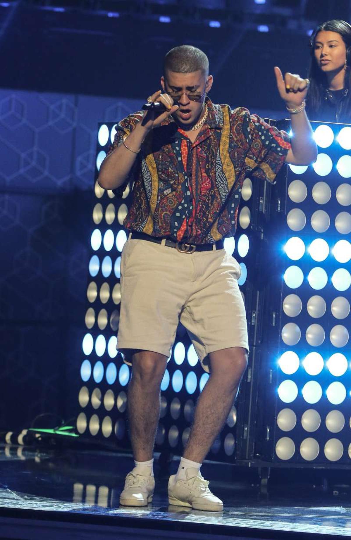 Sabes que es Bad Bunny por el movimiento, claramente: nunca dudes lo que un buen peinado puede hacer por ti