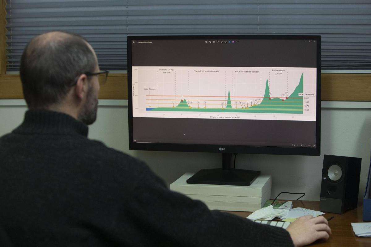 Uno de los miembros del equipo de la Unidad de Parasitología analiza mapas climáticos.