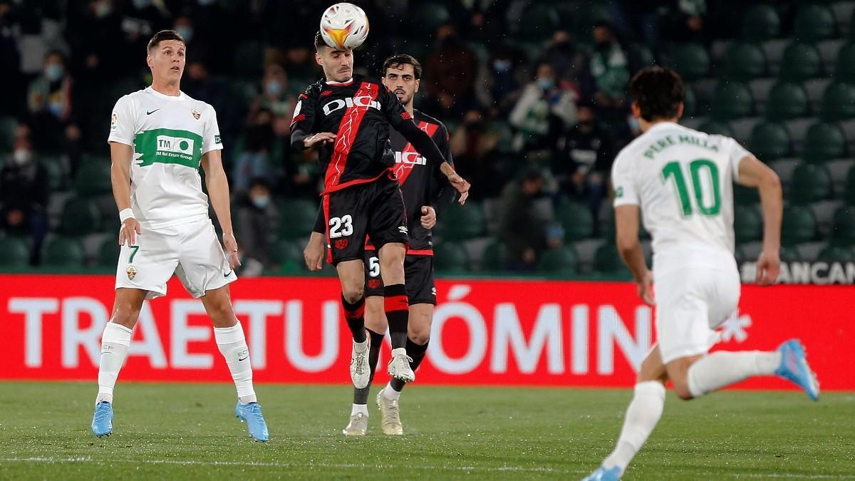 Óscar Valentín cabecea un balón en el duelo ante el Elche