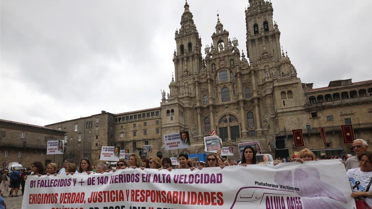 GRAF5999  SANTIAGO DE COMPOSTELA (ESPANA)  24 07 2018 - La plataforma de victimas del Alvia 04155 convoco esta manana en Santiago una marcha desde la estacion de tren de Santiago hasta la Plaza del Obradoiro  en donde han leido un manifiesto  con motivo del 5   aniversario del accidente que provoco la muerte de 80 personas y heridas a otras 140 -EFE Xoan Rey