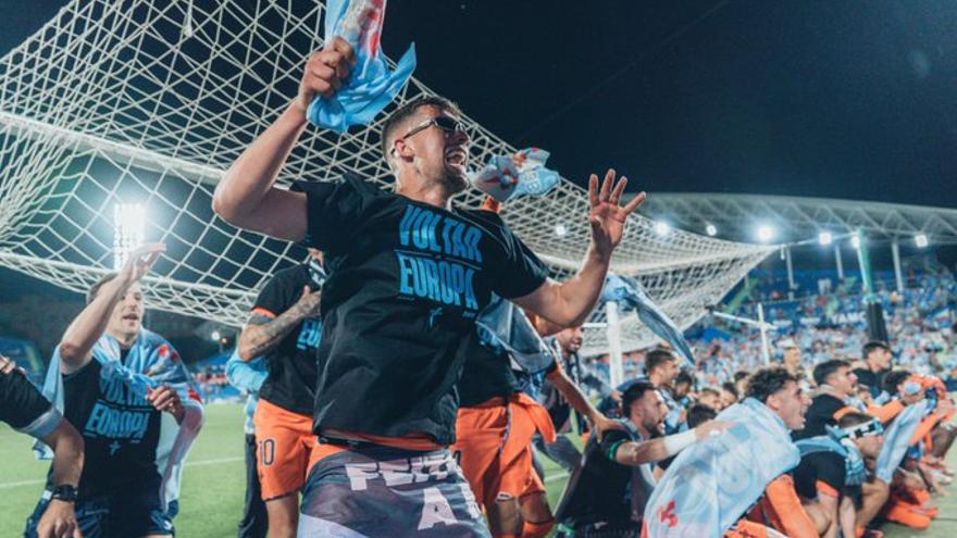 Jugadores del Celta en el campo del Getafe al término del partido.