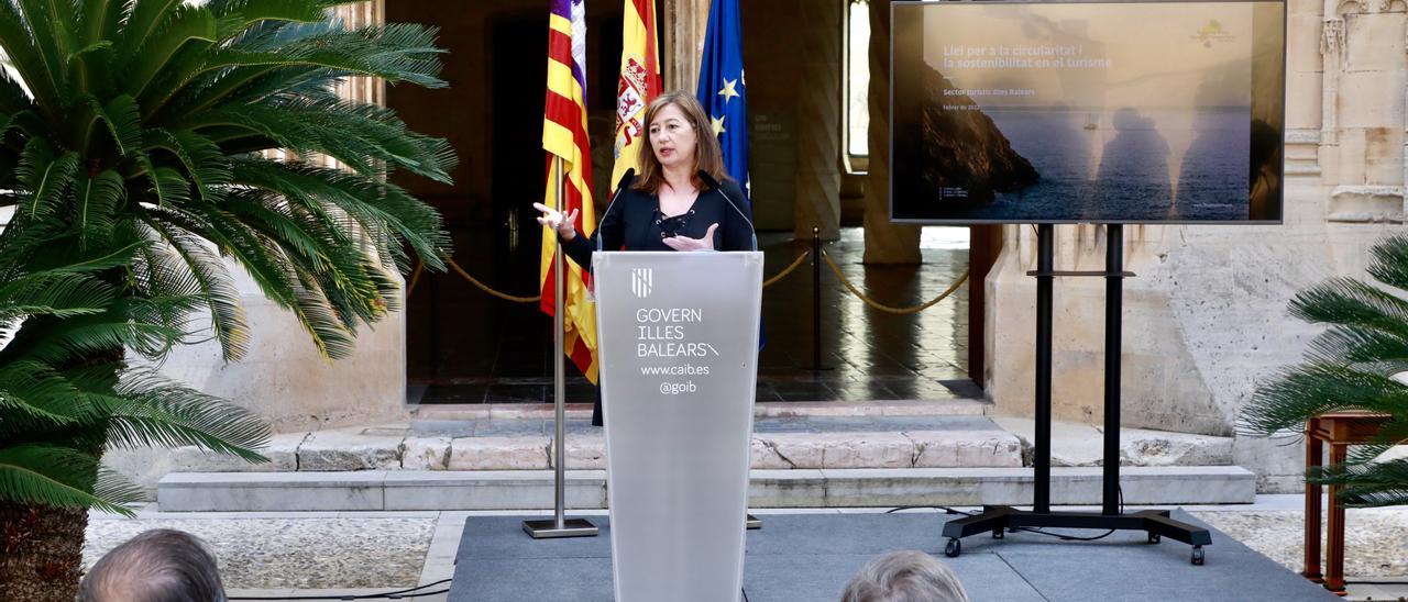 Francina Armengol presenta la  nueva Ley Turística en Palma.