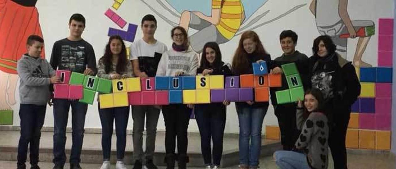 Alumnos de tercer curso de Secundaria de Boal, con el mural a sus espaldas.