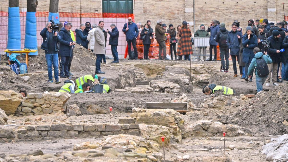 Excavaciones en la Piazza Andrea Costa, en Fano (Italia), donde aparecieron restos que se cree pertenecen a la Basílica de Vitruvio