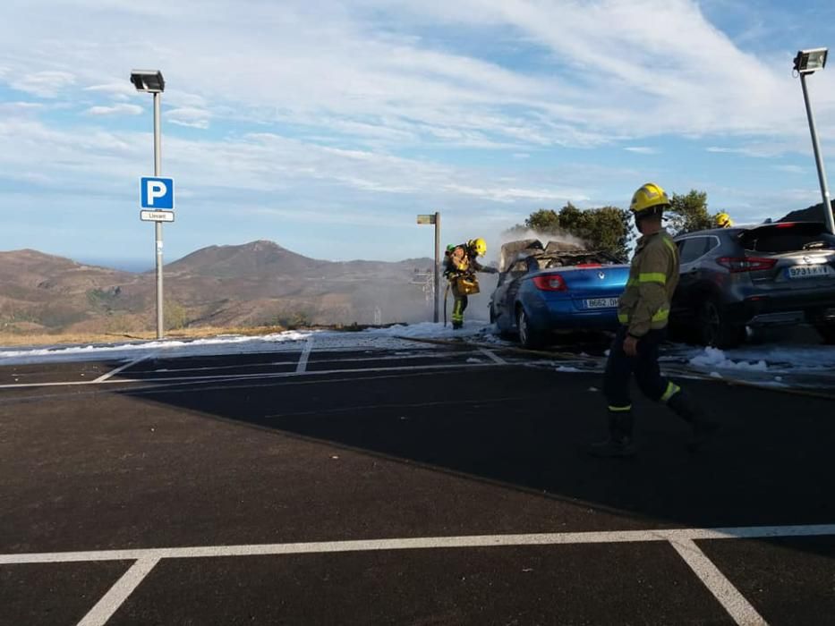 Cremen dos cotxes a Sant Pere de Rodes