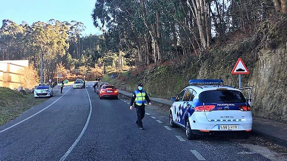 Uno de los controles realizados ayer por la Policía Local en las carreteras de O Hío.   | // FDV