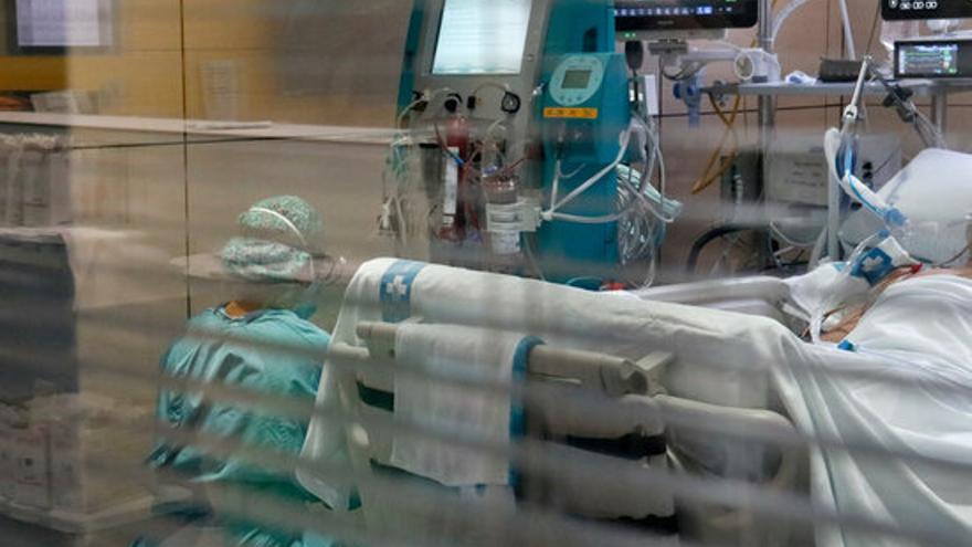 Una infermera mirant-se una màquina amb el filtre Seraph 100 després de ser utilitzat per filtrar la sang d&#039;un pacient amb covid-19 ingressat a l&#039;UCI de Vall d&#039;Hebron