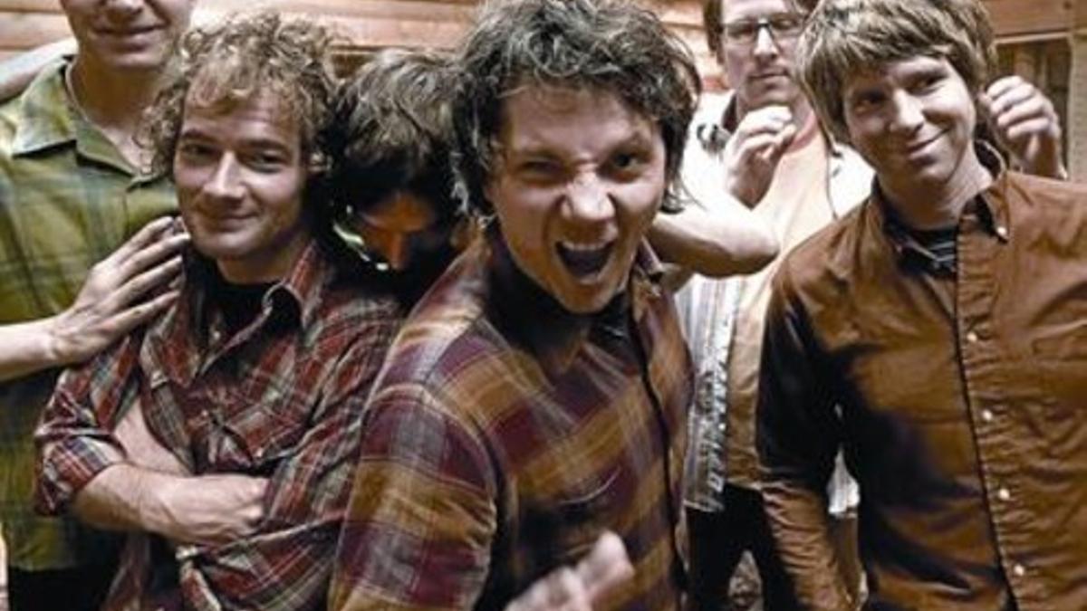 Wilco, en una imagen promocional, con Nels Cline primero por la izquierda y Jeff Tweedy en el centro.