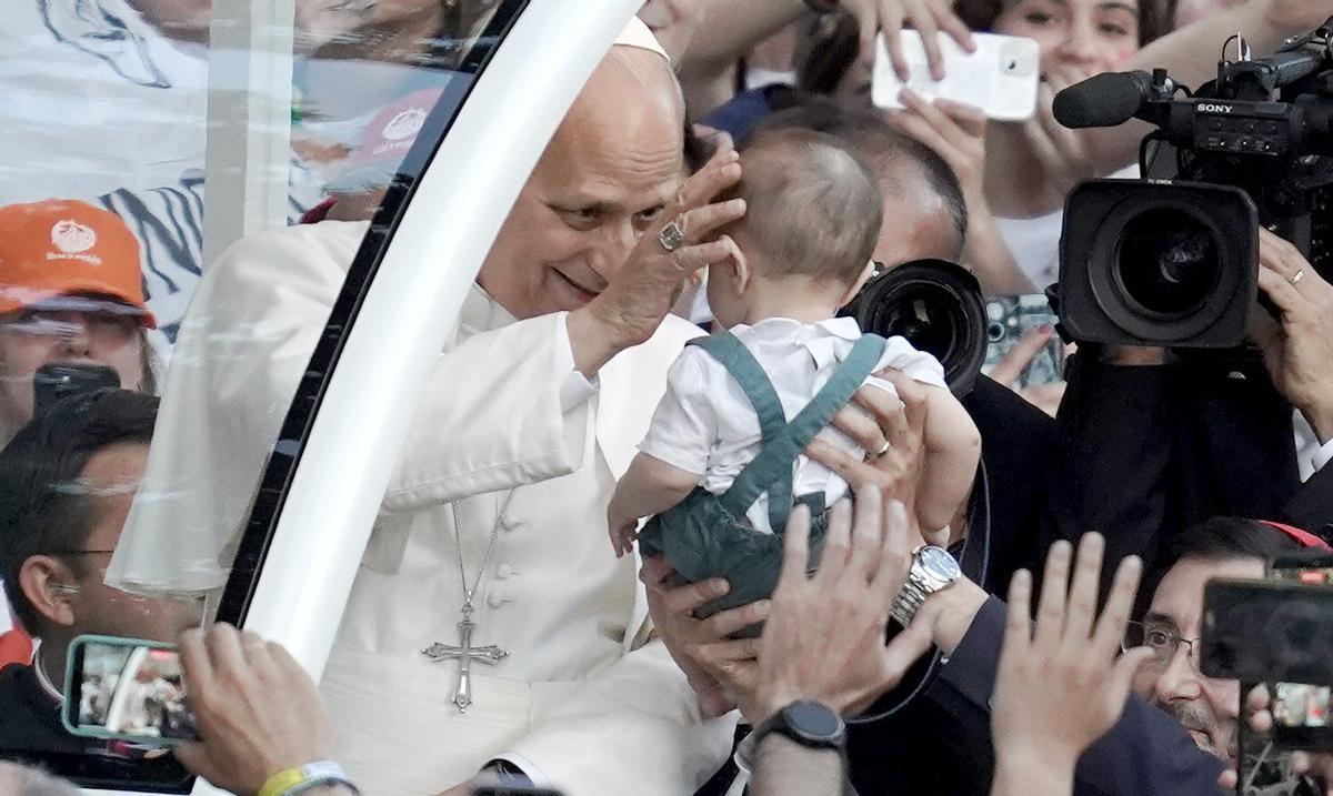 El papa León XIV, en su trayecto en papamóvil para la oración de vigilia en Madrid.