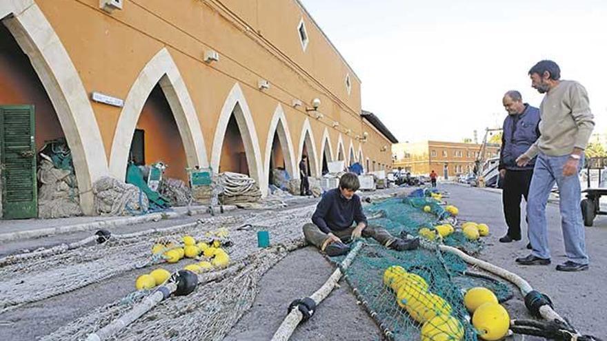 El punto de venta de pescado recién capturado podría estar frente al edificio de la lonja.