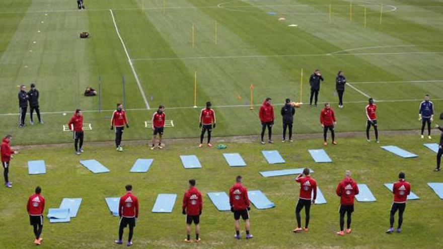 Los jugadores del Celta inician los ejercicios del entrenamiento de ayer en el lestadio de Balaídos, que estrena césped. // Marta G. Brea