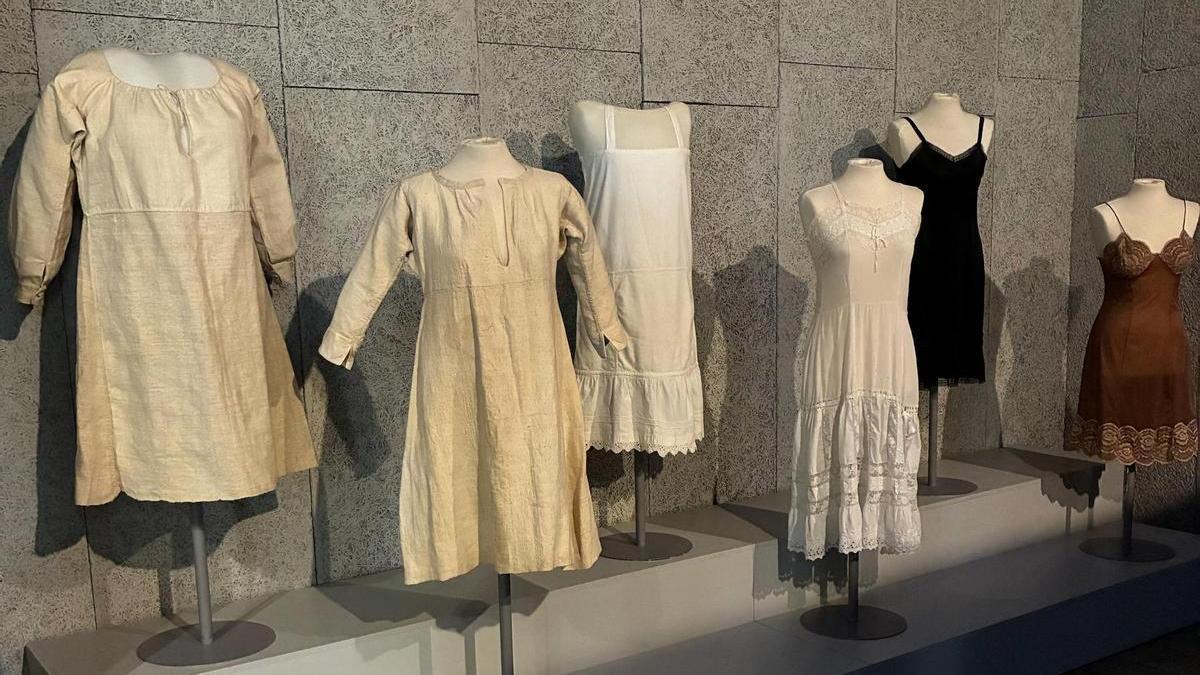 La ropa interior que se muestra en la exposicón.
