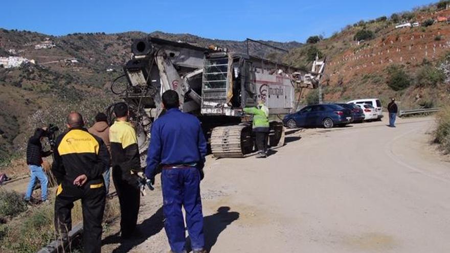 Maquinaria utilizada en excavar el pozo en Totalán.