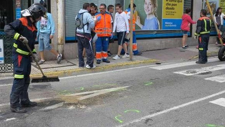 Miembros de Protección Civil tras un accidente, ayer.