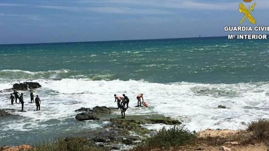 Un momento del rescate, en una imagen facilitada por la Guardia Civil.