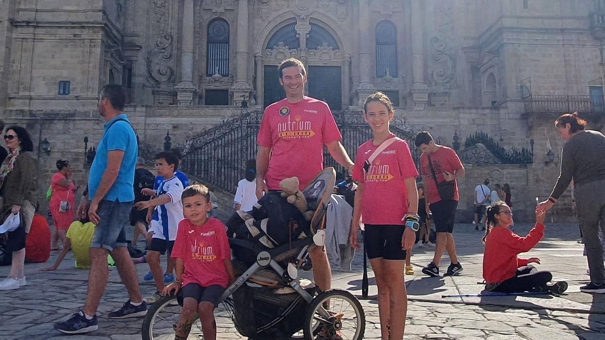 Un padre y sus dos hijos pequeños llegan a Santiago tras 30 días y 800 km para visibilizar la Atrofia Muscular Espinal
