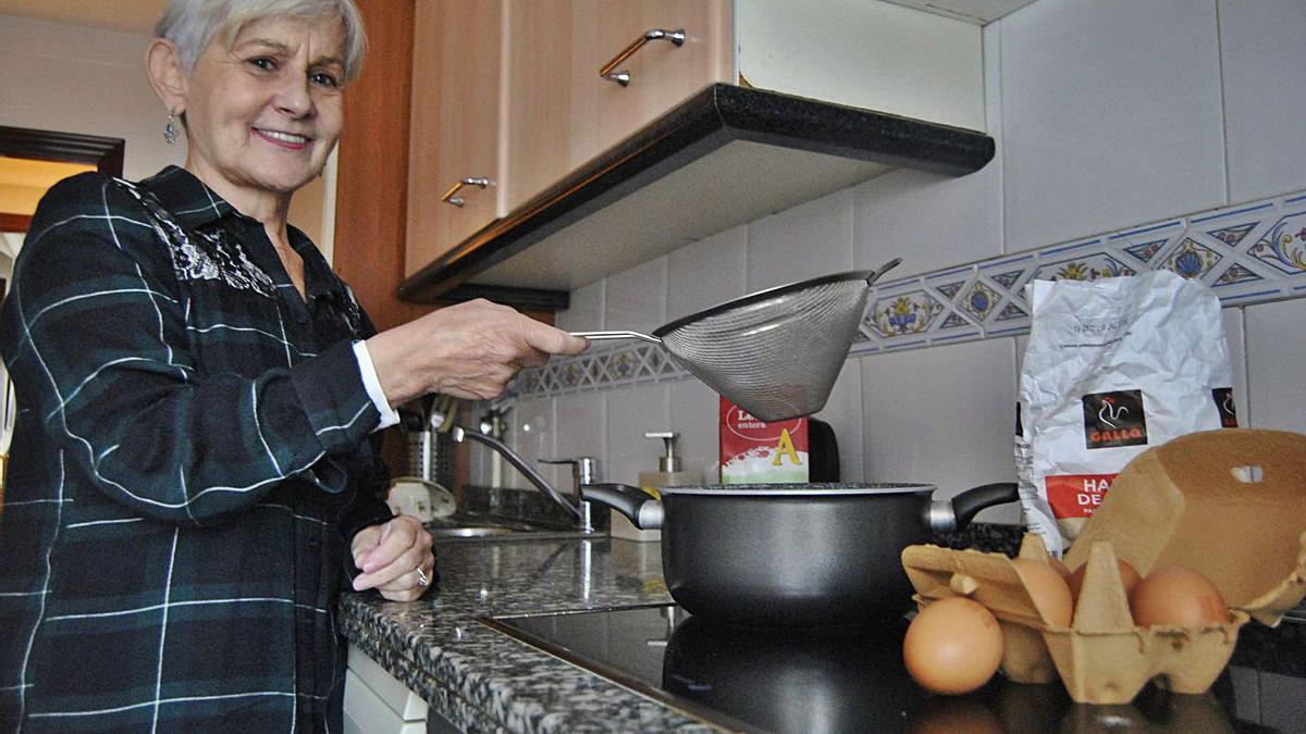 Isolina González prepara un mantecado en su domicilio de Oviedo. | A. I.