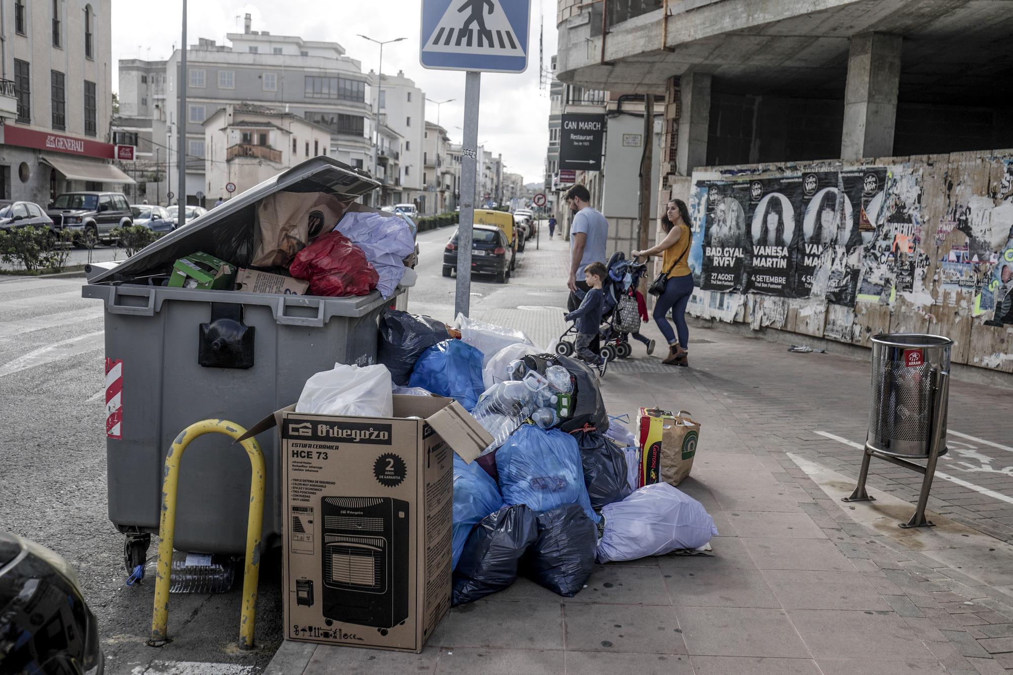 La basura se acumula en el tercer día de huelga del sector en Mallorca