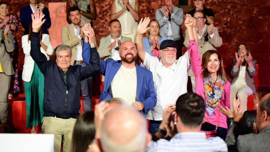 Marco González junto a los exalcaldes socialistas Félix Real, Salvador García y Lola Padrón.