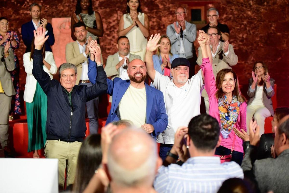 Marco González junto a los exalcaldes socialistas Félix Real, Salvador García y Lola Padrón.