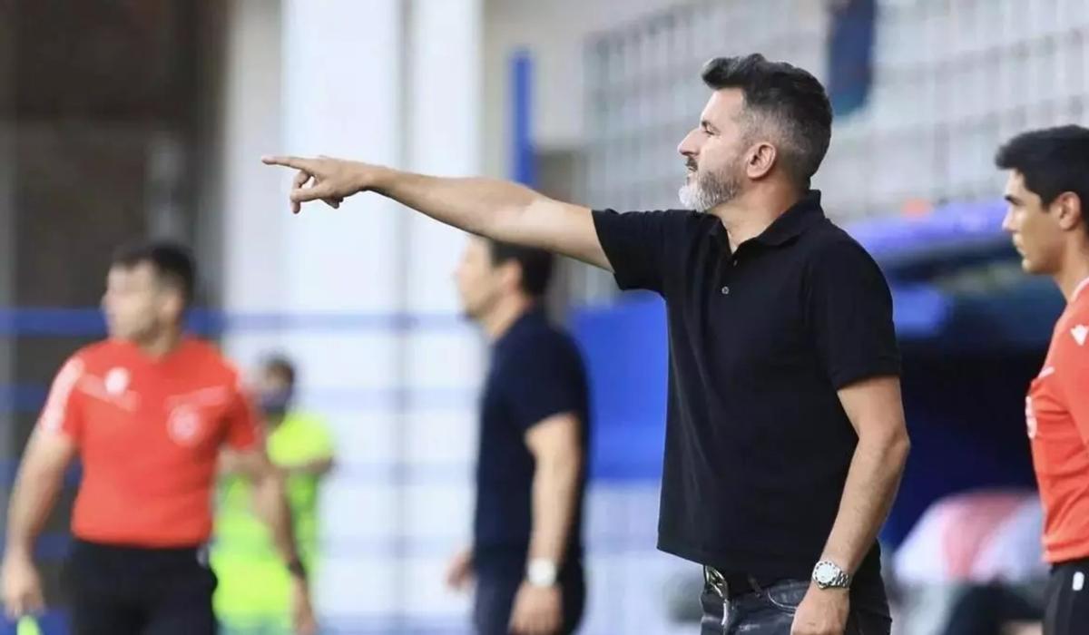 Iván Ania da indicaciones en el reciente Eibar-Córdoba