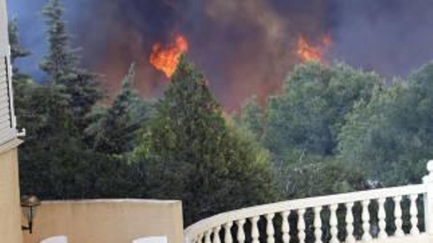 Incendio en Jávea: Urbanizaciones fantasma de las que todavía sale humo del suelo