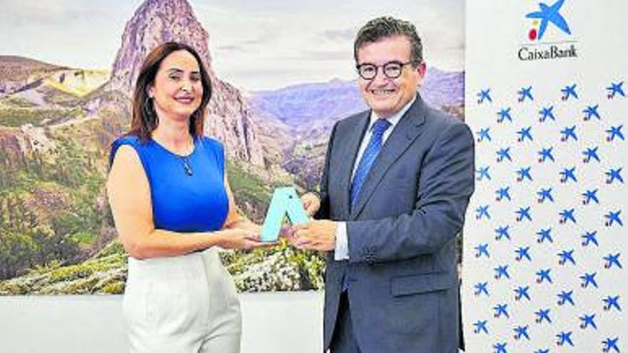 Juan Ramón Fuertes entrega el premio a Cristina Mendoza. | | E.D.