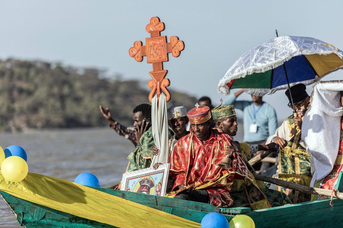 Los devotos ortodoxos etíopes asisten a una oración durante la celebración de la Epifanía de Etiopía en la orilla del lago Batu, Etiopía