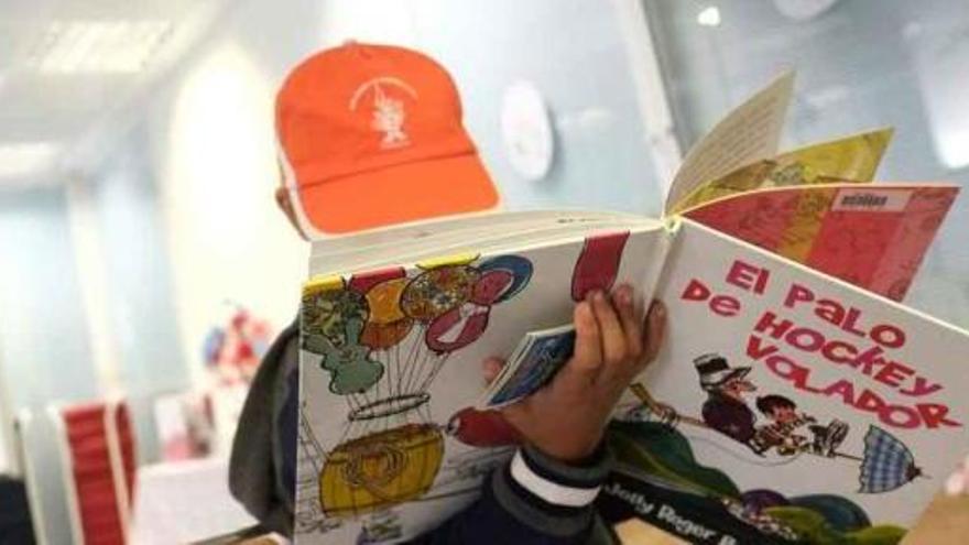 Un niño enfrascado en la lectura.