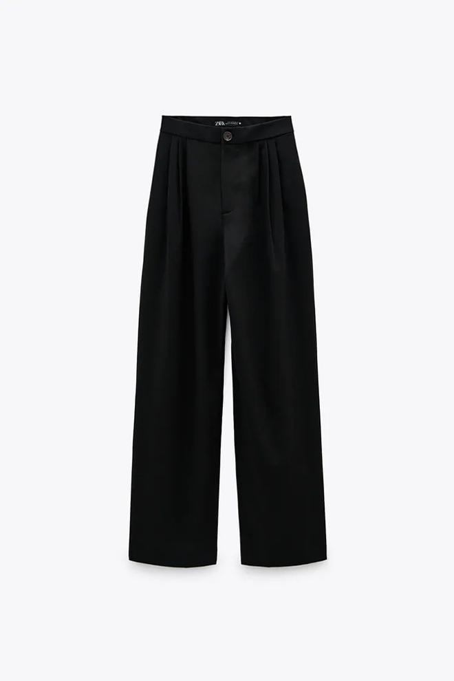 Pantalón negro ancho con pliegues de Zara