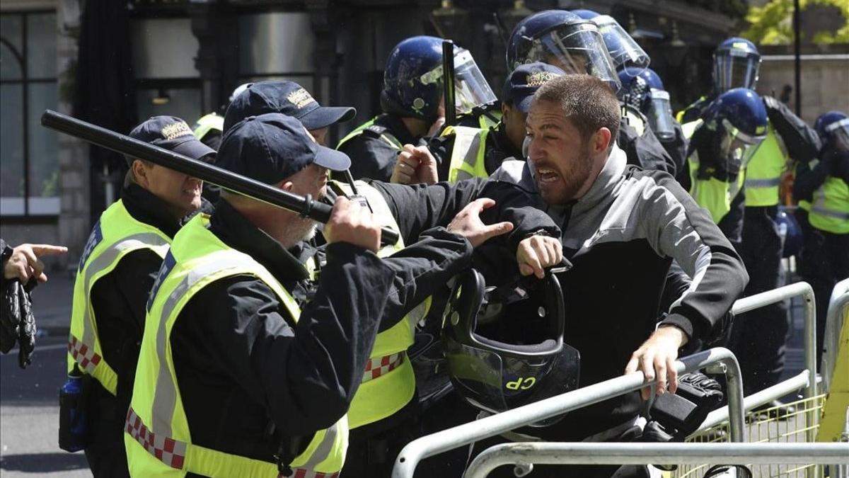 Protesta cerca del Parlamento en Londres por la brutalidad policial en EEUU.