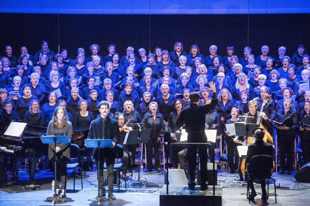 Canta Gran porta a escena 300 cantaires de corals de gent gran