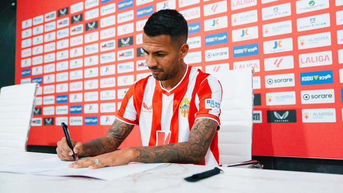 Jonathan Viera firma con la UD Almería